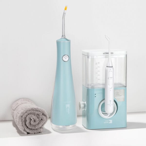 edel+white Flosserpik Pro Station – leistungsstarke Munddusche mit 10 Druckstufen, 2 Modi und 4 Aufsätzen für gründliche Zahn- und Zahnfleischpflege. Abbildung Produkt mit Handtuch und weiteren edel+white Produkten.