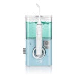 edel+white Flosserpik Pro Station – leistungsstarke Munddusche mit 10 Druckstufen, 2 Modi und 4 Aufsätzen für gründliche Zahn- und Zahnfleischpflege. Abbildung Produkt mit Flüssigkeit im Behälter.