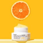 belif Gel-crème vitaminé ultra-léger à l'acide hyaluronique & aux antioxydants pour une peau éclatante et repulpée 50ml, Image avec une orange qui dégouline dans la crème.