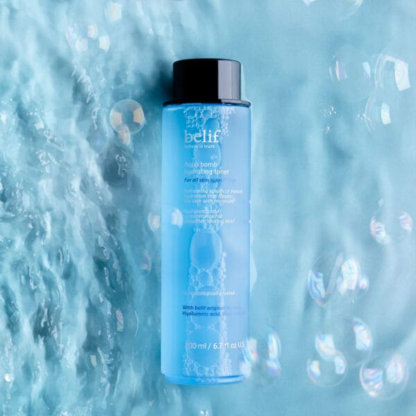 belif Aqua Bomb Hydrating Toner 200ml - Tonique hydratant pour le visage à l'acide hyaluronique & au niacinamide. Image, toner dans l'eau. 