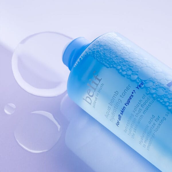 belif Aqua Bomb Hydrating Toner 200ml - Tonique hydratant pour le visage à l'acide hyaluronique & au niacinamide. Image, toner sans couvercle, bubbles. 