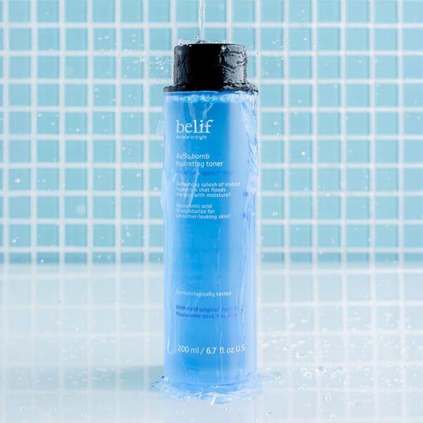 belif Aqua Bomb Hydrating Toner 200ml - Tonique hydratant pour le visage à l'acide hyaluronique & au niacinamide. Image, toner dans la salle de bain. 
