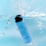 belif Aqua Bomb Hydrating Toner 200ml - Tonique hydratant pour le visage à l'acide hyaluronique & au niacinamide. Image, toner dans l'eau, splash. 
