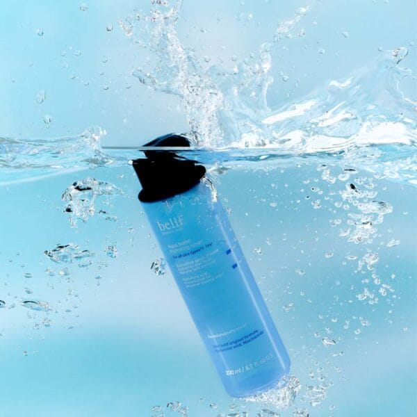 belif Aqua Bomb Hydrating Toner 200ml - Tonique hydratant pour le visage à l'acide hyaluronique & au niacinamide. Image, toner dans l'eau, splash. 