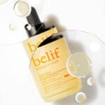 belif Brightening Serum 30ml – Vitamin C & Niacinamid Serum für strahlende, ebenmäßige Haut. Produktfoto Drops