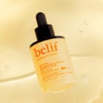 belif Brightening Serum 30ml – Vitamin C & Niacinamid Serum für strahlende, ebenmäßige Haut. Produktfoto gelb