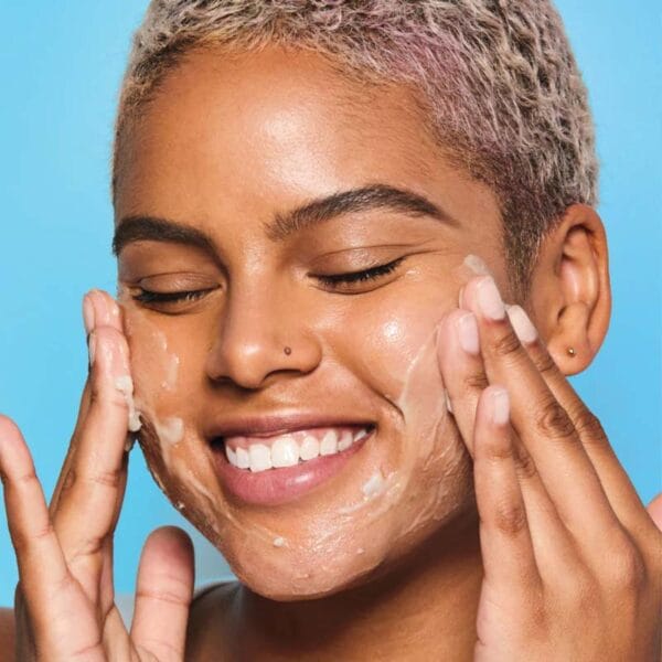 belif Cleansing Balm 100ml - Baume démaquillant hydratant à la fleur de lotus & vitamine E. Photo avec une femme qui utilise le produit