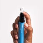 belif Aqua Bomb Depuffing Eye Gel 15ml - gel rafraîchissant pour les yeux à base de caféine, d'acide hyaluronique et de niacinamide. Image de marque, la main tenant le gel pour les yeux. 