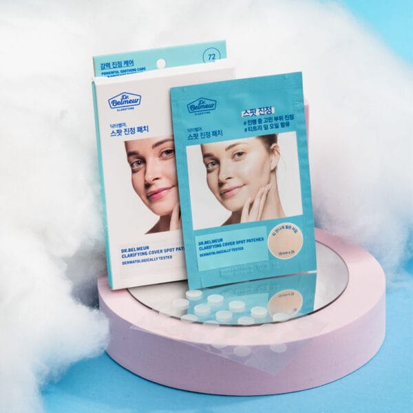 Dr. Belmeur Clarifying Cover Spot Patches – transparente Akne- und Pickelpflaster mit Teebaumöl, Salicylsäure und Fireweed-Extrakt. Abbildung Inhalt des Produkts mit Watte im Hintergrund.