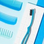 megasmile Loop Zahnbürste mit Aktivkohle-Borsten. Abbildung Zahnbürste blau im Badezimmer.