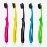 megasmile Loop Zahnbürste mit Aktivkohle-Borsten im Duo PET Box Set – sanfte Zahnaufhellung & Schweizer Design. Abbildung alle Farben, Produktbild von der Seite.