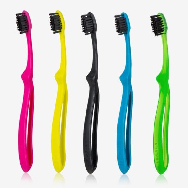 megasmile Loop Zahnbürste mit Aktivkohle-Borsten im Duo PET Box Set – sanfte Zahnaufhellung & Schweizer Design. Abbildung alle Farben, Produktbild von der Seite.