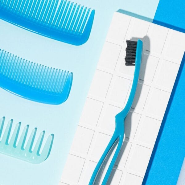 megasmile Loop Zahnbürste mit Aktivkohle-Borsten. Abbildung Zahnbürste blau im Badezimmer.