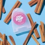 REACH POP Zahnseide Zimt – vegane, gewachste Zahnseide mit 384 Mikrofäden & nachhaltiger Verpackung, 50m. Abbildung Flavor Zimt.