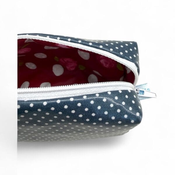 Kosmetiktasche in marineblau/weiss handgemacht Grösse 22x7x5cm Ansicht Nahaufnahme offen